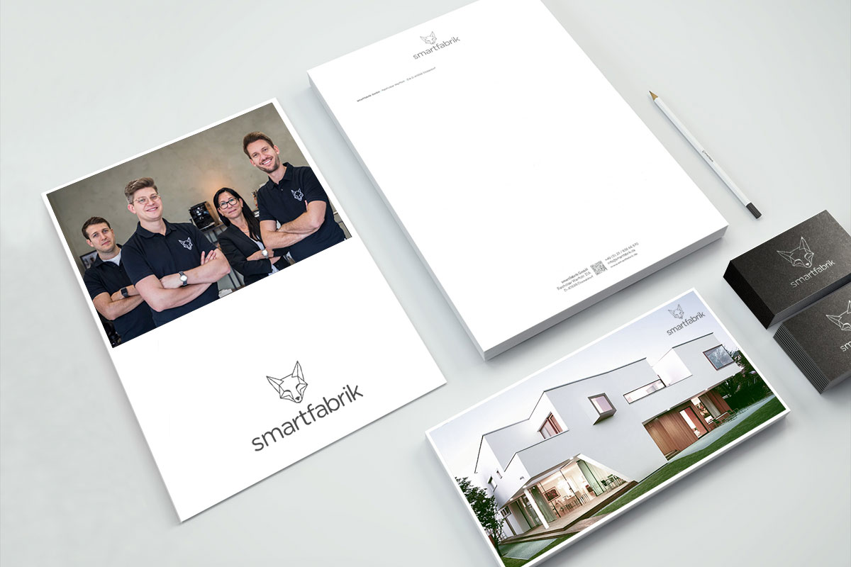 Geschäftsausstattung für smartfabrik, ein innovatives Smart Home-Unternehmen.