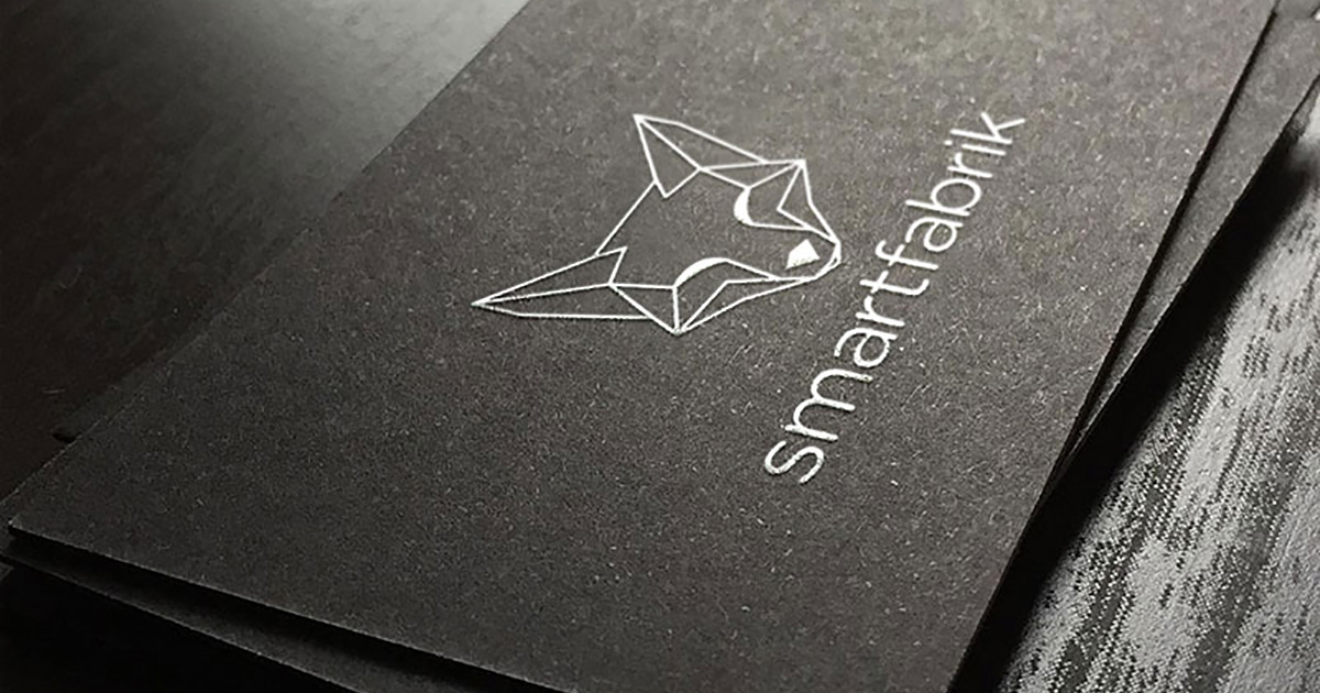 smartfabrik Visitenkarten aus schwarzem Edelpapier und Heißfolieprägung