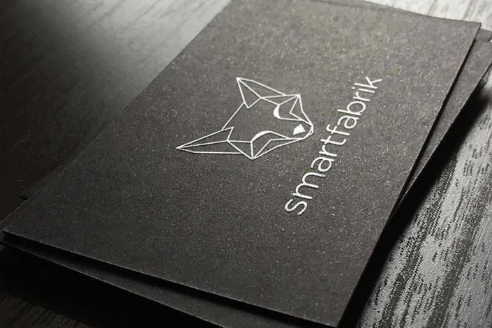 smartfabrik Visitenkarten aus schwarzem Edelpapier und Heißfolieprägung